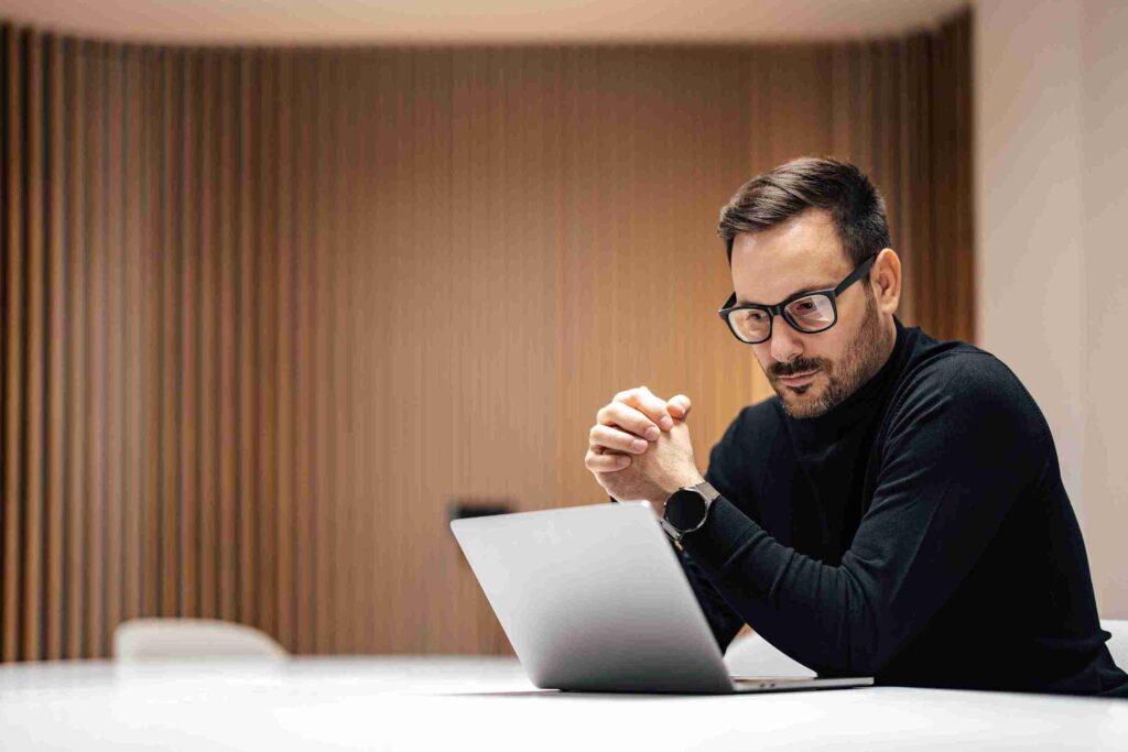 Homme qui regarde son ordinateur
